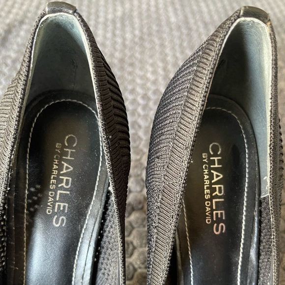 Charles Black Textured Heels. Size 8M - Picture 3 of 6